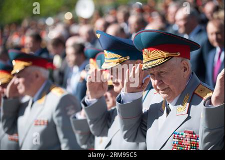 (140508) -- MOSCOU, 8 mai 2014 (Xinhua) -- des vétérans saluent lors d'une cérémonie de dépôt de couronnes dans le jardin Alexandrovsky à Moscou, Russie, le 8 mai 2014. Le président russe Vladimir Poutine et des fonctionnaires ont déposé une gerbe sur la tombe du Soldat inconnu lors de la cérémonie à la veille du 69e jour de la victoire, lorsque le pays célèbre la victoire sur l'Allemagne nazie pendant la Seconde Guerre mondiale (Xinhua/Dai Tianfang) (dzl) RUSSIE-MOSCOU-POUTINE-VICTOIRE JOUR-CÉRÉMONIE DE DÉPÔT DE COURONNE PUBLICATIONxNOTxINxCHN Moscou Mai 8 2014 Salut des vétérans XINHUA lors d'une cérémonie de dépôt dans le jardin Alexandrovsky à Moscou Russ Banque D'Images