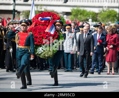 (140508) -- MOSCOU, 8 mai 2014 (Xinhua) -- le président russe Vladimir Poutine dépose une gerbe devant le feu éternel sur la tombe du Soldat inconnu lors d'une cérémonie de dépôt de gerbe dans le jardin Alexandrovsky à Moscou, Russie, le 8 mai 2014. Poutine et d'autres officiels ont déposé une gerbe sur la tombe du Soldat inconnu lors de la cérémonie à la veille du 69e jour de la victoire, lorsque le pays célèbre la victoire sur l'Allemagne nazie pendant la Seconde Guerre mondiale (Xinhua/Dai Tianfang) (dzl) RUSSIE-MOSCOU-POUTINE-JOUR DE LA VICTOIRE-CÉRÉMONIE DE DÉPÔT DE LA COURONNE PUBLICATIONxNOTxINxCHN Moscou 8 2014 mai la présidence russe XINHUA Banque D'Images