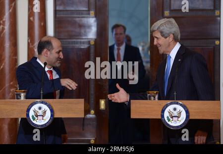 Le secrétaire d’État américain John Kerry (à droite) et le président de la Coalition nationale syrienne (CNS) Ahmad Al-Jarba (à gauche) se serrent la main après avoir parlé aux médias avant leur rencontre au Département d’État à Washington D.C., aux États-Unis, le 8 mai 2014. (Xinhua/Yin Bogu) États-Unis-WASHINGTON DC-SYRIE-OPPOSITION-KERRY PUBLICATIONxNOTxINxCHN U S Secrétaire d'État John Kerry r et le Président de la Coalition nationale syrienne SNC Ahmad Al l secouent les mains après avoir parlé aux médias avant leur réunion AU Département d'État à Washington D C les États-Unis LE 8 2014 mai XINHUA Yin Bogu U S Banque D'Images