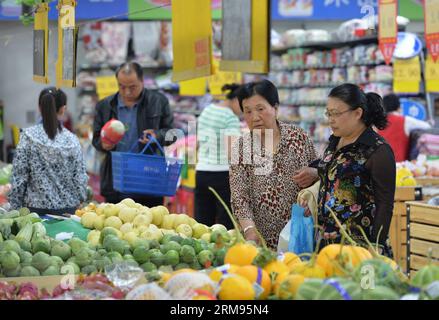 HEBEI, 8 mai 2014 (Xinhua) -- des clients achètent des fruits dans un supermarché de la ville de Sanhe, dans la province du Hebei du nord de la Chine, le 8 mai 2014. Les prix à la consommation de la Chine ont augmenté à un rythme plus lent en avril, alors que le coût des légumes frais et du porc diminuait tous deux, ont indiqué les données officielles le 9 mai. L'indice des prix à la consommation (IPC), un indicateur principal de l'inflation, a augmenté de 1,8 pour cent en avril sur un an, en baisse par rapport aux 2,4 pour cent le mois précédent, selon le Bureau national des statistiques (NBS). (Xinhua/Zhu Xudong) (lfj) CHINA-APRIL-CPI (CN) PUBLICATIONxNOTxINxCHN Hebei Mai 8 2014 les clients de XINHUA achètent FRU Banque D'Images