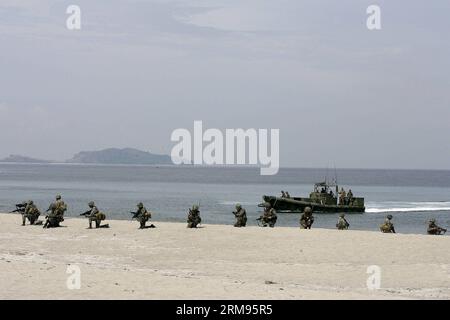 (140509) -- PROVINCE DE ZAMBALES, 9 mai 2014 (Xinhua) -- des soldats participent à l'exercice d'entraînement au RAID nautique dans le cadre de l'exercice militaire américano-philippin baptisé Balikatan au commandement de l'éducation et de la formation navales dans la province de Zambales, Philippines, le 9 mai 2014. Le 30e exercice militaire conjoint annuel baptisé Balikatan implique 3 000 soldats philippins et 2 500 soldats américains. (Xinhua/Rouelle Umali)(ql) PHILIPPINES-PROVINCE DE ZAMBALES-EXERCICE D'ENTRAÎNEMENT au RAID de BATEAUX MILITAIRES PUBLICATIONxNOTxINxCHN province de Zambales Mai 9 2014 des soldats XINHUA participent à l'entraînement au RAID de bateaux EXERCI Banque D'Images