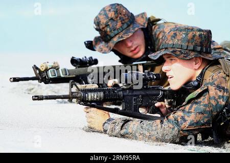 (140509) -- PROVINCE DE ZAMBALES, 9 mai 2014 (Xinhua) -- des soldats des Marines américains participent à l'exercice d'entraînement au RAID nautique dans le cadre de l'exercice militaire américano-philippin baptisé Balikatan au Naval Education and Training Command dans la province de Zambales, Philippines, le 9 mai 2014. Le 30e exercice militaire conjoint annuel baptisé Balikatan implique 3 000 soldats philippins et 2 500 soldats américains. (Xinhua/Rouelle Umali)(ql) PHILIPPINES-PROVINCE DE ZAMBALES-EXERCICE D'ENTRAÎNEMENT au RAID de CANOTS MILITAIRES PUBLICATIONxNOTxINxCHN province de Zambales Mai 9 2014 soldats XINHUA de l'US Marines p Banque D'Images