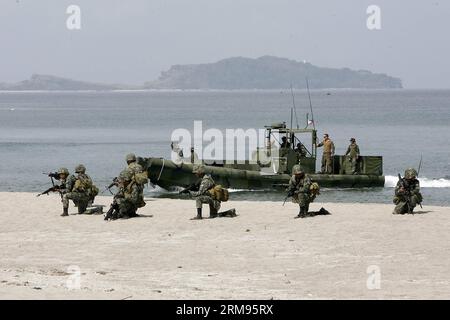 (140509) -- PROVINCE DE ZAMBALES, 9 mai 2014 (Xinhua) -- des soldats des Marines américains participent à l'exercice d'entraînement au RAID nautique dans le cadre de l'exercice militaire américano-philippin baptisé Balikatan 2014 au Naval Education and Training Command dans la province de Zambales, Philippines, le 9 mai 2014. Le 30e exercice militaire conjoint annuel implique 3 000 soldats philippins et 2 500 soldats américains. (Xinhua/Rouelle Umali)(ql) PHILIPPINES-PROVINCE DE ZAMBALES - EXERCICE D'ENTRAÎNEMENT au RAID de BATEAUX MILITAIRES PUBLICATIONxNOTxINxCHN province de Zambales Mai 9 2014 des soldats XINHUA des Marines de l'U S participent à la Banque D'Images