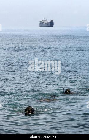 (140509) -- PROVINCE DE ZAMBALES, 9 mai 2014 (Xinhua) -- des soldats des Marines américains participent à l'exercice d'entraînement au RAID nautique dans le cadre de l'exercice militaire américano-philippin baptisé Balikatan au Naval Education and Training Command dans la province de Zambales, Philippines, le 9 mai 2014. Le 30e exercice militaire conjoint annuel baptisé Balikatan implique 3 000 soldats philippins et 2 500 soldats américains. (Xinhua/Rouelle Umali)(ql) PHILIPPINES-PROVINCE DE ZAMBALES-EXERCICE D'ENTRAÎNEMENT au RAID de CANOTS MILITAIRES PUBLICATIONxNOTxINxCHN province de Zambales Mai 9 2014 soldats XINHUA de l'US Marines p Banque D'Images