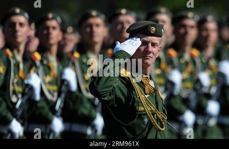 Les soldats participent au défilé du jour de la victoire marquant le 69e anniversaire de la défaite de l'Allemagne nazie lors de la Seconde Guerre mondiale le 8 mai 45 , sur la place Rouge de Moscou le 9 mai 2014. (Xinhua/Jia Yuchen) RUSSIE-MOSCOU-DÉFILÉ DU JOUR DE LA VICTOIRE PUBLICATIONxNOTxINxCHN les soldats participent au défilé du jour de la victoire marquant le 69e anniversaire de la défaite de l'Allemagne nazie dans la Seconde Guerre mondiale LE 8 mai 45 sur la place Rouge S de Moscou 9 2014 mai XINHUA Jia Yuchen Russie défilé du jour de la victoire PUBLICATIONxNOTxINxINxCHN Banque D'Images