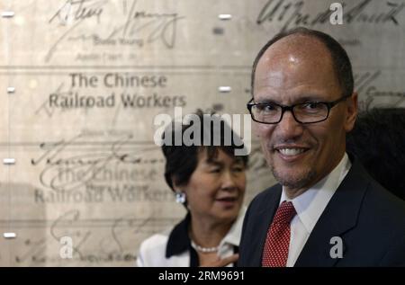 Le secrétaire américain au travail Thomas Perez (à droite) assiste à une cérémonie pour 12 000 travailleurs immigrants chinois qui ont travaillé sur le Central Pacific Railroad entre 1865 et 1869, intronisés au Labor Hall of Honor du ministère du travail, à Washington D.C., aux États-Unis, le 9 mai 2014. Les ouvriers chinois historiques sont les premiers Asio-Américains à recevoir cet hommage depuis la création de la salle en 1988. (Xinhua/Yin Bogu) US-WASHINGTON-LABOR-CHINESE-RAILROAD WORKERS-HONOR PUBLICATIONxNOTxINxCHN U S Secrétaire du Laboratoire Thomas Perez r assiste à une cérémonie pour 12 000 Chinois immigrant L. Banque D'Images