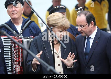 La chancelière allemande Angela Merkel (à gauche, devant) et le président français François Hollande (à droite, devant) discutent lors d'une cérémonie de bienvenue sur l'île de Ruegen, en Allemagne, sur la mer Baltique, le 9 mai 2014. Le président français François Hollande est arrivé ici vendredi pour une visite de deux jours. (Xinhua/Zhang Fan) ALLEMAGNE-RUEGEN-FRANCE-PRESIDENT-VISIT PUBLICATIONxNOTxINxCHN Chancelière allemande Angela Merkel l Front et visite du Président français François Hollande r Front Chat lors d'une cérémonie de bienvenue SUR la mer Baltique Islande de Rueger Allemagne LE 9 2014 mai le Président français François Hollande est arrivé ici vendredi Banque D'Images