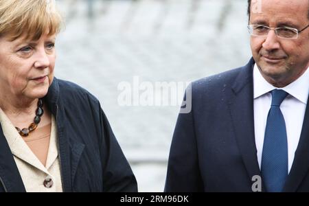 La chancelière allemande Angela Merkel (à gauche) et le président français en visite François Hollande s’adressent aux médias lors d’une cérémonie de bienvenue sur l’île de Ruegen, en Allemagne, sur la mer Baltique, le 9 mai 2014. Le président français François Hollande est arrivé ici vendredi pour une visite de deux jours. (Xinhua/Zhang Fan) ALLEMAGNE-RUEGEN-FRANCE-PRESIDENT-VISIT PUBLICATIONxNOTxINxCHN la chancelière allemande Angela Merkel et le président français François Hollande en visite s'adressent aux médias lors d'une cérémonie de bienvenue SUR la mer Baltique Islande de Rueger Allemagne LE 9 2014 mai le président français François Hollande est arrivé ici vendredi pour un Banque D'Images