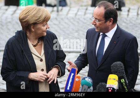 La chancelière allemande Angela Merkel (à gauche) et le président français en visite François Hollande s’adressent aux médias lors d’une cérémonie de bienvenue sur l’île de Ruegen, en Allemagne, sur la mer Baltique, le 9 mai 2014. Le président français François Hollande est arrivé ici vendredi pour une visite de deux jours. (Xinhua/Zhang Fan) ALLEMAGNE-RUEGEN-FRANCE-PRESIDENT-VISIT PUBLICATIONxNOTxINxCHN la chancelière allemande Angela Merkel et le président français François Hollande en visite s'adressent aux médias lors d'une cérémonie de bienvenue SUR la mer Baltique Islande de Rueger Allemagne LE 9 2014 mai le président français François Hollande est arrivé ici vendredi pour un Banque D'Images