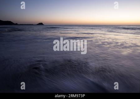 Le paysage du lever du soleil est vu à Cabo Pulmo, à Los Cabos, Basse-Californie, au nord-ouest du Mexique, le 10 mai, 2014. Cabo Pulmo, créé en tant que parc national depuis 2000, est l ' un des récifs les plus importants du Pacifique mexicain et possède une grande diversité biologique, avec plus de 236 espèces, dont des espèces menacées d ' extinction (Xinhua/Guillermo Arias). (da) (fnc) MEXICO-BAJA CALIFORNIA-ENVIRONMENT-CABO PULMO PUBLICATIONxNOTxINxCHN le paysage du lever du soleil EST Lacs à Cabo pulmo à Los Cabos Baja California Nord-Ouest du Mexique LE 10 2014 mai Cabo pulmo institué comme Parc National depuis 2000 EST l'un des Mos Banque D'Images