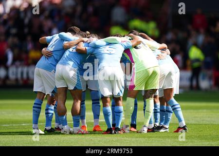 Les joueurs de Manchester City prennent part à une discussion d'équipe avant le match de Premier League à Bramall Lane, Sheffield. Date de la photo : dimanche 27 août 2023. Banque D'Images