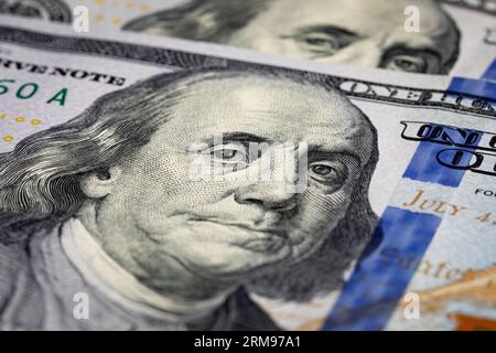 Gros plan de l'œil sur un billet de 100 dollars. Finance, inflation et concept de richesse. Banque D'Images