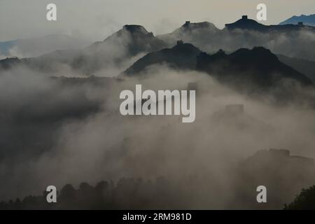 (140512) -- PÉKIN, 12 mai 2014 (Xinhua) -- la photo prise le 12 mai 2014 montre des nuages au-dessus de la Grande Muraille de Jinshanling à Pékin, capitale de la Chine. (Xinhua/Zhang Aidong) (ry) CHINA-BEIJING-GREAT WALL-SCENERY (CN) PUBLICATIONxNOTxINxCHN Beijing Mai 12 2014 XINHUA photo prise LE 12 2014 mai montre des nuages au-dessus de la Grande Muraille de Jinshanling à Pékin capitale chinoise XINHUA Zhang Aidong Ry Chine Beijing Great Wall Scenery CN PUBLICATIONxNOTxINxCHN Banque D'Images