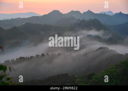 (140512) -- PÉKIN, 12 mai 2014 (Xinhua) -- la photo prise le 12 mai 2014 montre des nuages au-dessus de la Grande Muraille de Jinshanling à Pékin, capitale de la Chine. (Xinhua/Zhang Aidong) (ry) CHINA-BEIJING-GREAT WALL-SCENERY (CN) PUBLICATIONxNOTxINxCHN Beijing Mai 12 2014 XINHUA photo prise LE 12 2014 mai montre des nuages au-dessus de la Grande Muraille de Jinshanling à Pékin capitale chinoise XINHUA Zhang Aidong Ry Chine Beijing Great Wall Scenery CN PUBLICATIONxNOTxINxCHN Banque D'Images