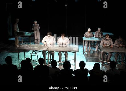 Des étudiants iraniens se produisent lors du 17e Festival international de théâtre étudiant à Téhéran, capitale de l’Iran, le 11 mai 2014. Le festival de huit jours a ouvert ses portes ici le 10 mai. (Xinhua/Ahmad Halabisaz)(zhf) IRAN-TEHRAN-STUDENT-THEATER-FESTIVAL PUBLICATIONxNOTxINxCHN les étudiants iraniens se produisent lors du 17e Festival International de Théâtre étudiant à TÉHÉRAN capitale de l'Iran Mai 11 2014 le Festival de huit jours a ouvert ici LE 10 mai XINHUA Ahmad Halabisaz Iran TEHRAN Student Theatre Festival PUBLICATIONxNOTxINxCHN Banque D'Images