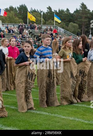 Les enfants attendaient le début de leur course de sac au Braemar Gathering, Highland Games. Aberdeenshire, Écosse Banque D'Images