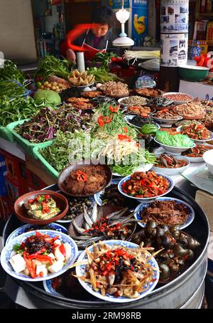 (140513) -- PÉKIN, 13 mai 2014 (Xinhua) -- une photo prise le 26 mai 2013 montre divers plats de spécialités locales dans un restaurant du comté de Feixi, province de l'Anhui dans l'est de la Chine. L'un des types les plus populaires dans le monde, la cuisine chinoise est célèbre pour son goût et sa variété, avec une gamme inégalée d'ingrédients, de techniques, de plats et de styles alimentaires. L'histoire de la cuisine chinoise remonte à des milliers d'années et a changé d'une période à l'autre et dans chaque région en fonction du climat, de la tradition et des préférences locales. Les Chinois sont fiers de manger une grande variété d'aliments tout en RE Banque D'Images