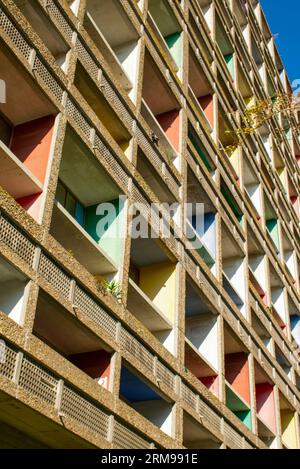 La maison radieuse est un immeuble d'appartements situé à Rezé, une banlieue de Nantes-France conçu par l'architecte le Corbusier et construit en 1953. Il a b Banque D'Images