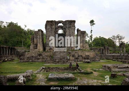 SRINAGAR, le 12 mai 2014 - les gens sont assis près des ruines du temple Martand Sun dans le village de Mattan du district d'Anantnag, à environ 65 km au sud de Srinagar, la capitale estivale du Cachemire contrôlé par l'Inde, le 12 mai 2014. Le temple Martand Sun est l'un des sites archéologiques importants du Cachemire sous contrôle indien. Le temple a été construit autour de 500 A.D. pour être dédié à Surya (Soleil) dieu et est maintenant en ruines. (Xinhua/Javed Dar) KASHMIR-SRINAGAR-MARTAND TEMPLE DU SOLEIL PUBLICATIONxNOTxINxCHN Srinagar Mai 12 2014 célébrités assis près des ruines du Temple du Soleil dans le village de District Anantnag à environ 65 km au sud de Srin Banque D'Images
