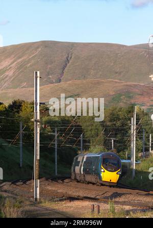 Première Trenitalia avant West Coast Alstom Pendolino train 390118 passant les boucles Grayrigg sur la ligne principale de la côte ouest en Cumbria Banque D'Images