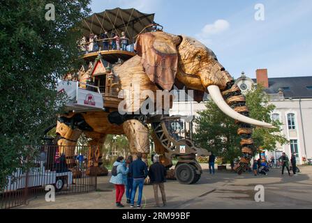 Nantes, France - 18 octobre 2020 : cet éléphant géant fait partie du spectacle des machines de l'île créé par F. Delarozière A. Banque D'Images