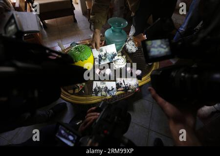 (140514) -- GAZA, 14 mai 2014 (Xinhua) -- des photos du président palestinien Mahmoud Abbas sont vues sur une table à l'intérieur de sa maison dans la ville de Gaza le 14 mai 2014. Les dirigeants du mouvement islamiste Hamas et le président palestinien Mahmoud Abbas Fatah ont tenu mardi des pourparlers dans la bande de Gaza sur la formation du gouvernement d'unité. Au cours de la réunion, les forces de sécurité du Hamas, qui ont pris le contrôle de la bande de Gaza par la force en 2007, y compris la maison du président Abbas, ont évacué la maison pour la remettre au nouveau gouvernement. (Xinhua/Wissam Nassar) MIDEAST-GAZA-PRÉSIDENT PALESTINIEN-ABBAS-HOUSE- Banque D'Images