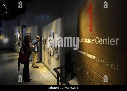 (140514) -- NEW YORK, 14 mai 2014 (Xinhua) -- les gens regardent des expositions lors d'une avant-première du National September 11 Memorial Museum à New York, le 14 mai 2014. Le Musée commémoratif national du 11 septembre sera la principale institution du pays chargée d examiner les répercussions des événements du 9 septembre 11, de documenter l impact de ces événements et d explorer l importance continue du 11 septembre 2001. Le Musée a 110 000 pieds carrés d'espace d'exposition situé dans le cœur archéologique du site du World Trade Center - racontant l'histoire de 9/11 à travers des expositions multimédias, des archives Banque D'Images