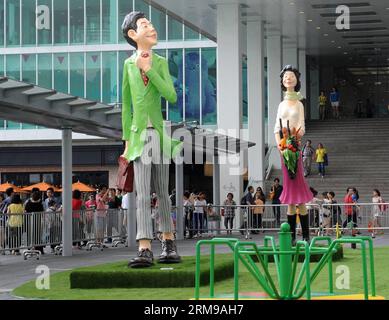 (140515) -- HONG KONG, 15 mai 2014 (Xinhua) -- les gens regardent des sculptures lors de l'exposition de sculptures Happy moments à Hong Kong, dans le sud de la Chine, le 15 mai 2014. L’exposition d’art du sculpteur coréen Kim Gyung-min ouvrira du 15 mai au 2 juin. (Xinhua/Wong Pun Keung) (zkr) CHINA-HONG KONG-SCULPTURE EXHIBITION(CN) PUBLICATIONxNOTxINxCHN Hong Kong Mai 15 2014 XINHUA célébrités regardent LES sculptures À Happy MOMENTS exposition de sculptures à Hong Kong Chine du Sud Mai 15 2014 l'exposition d'art du sculpteur coréen Kim min ouvrirait du 15 mai au 2 juin XINHUA Wong Pun Keung CCR Chine Hong Kong Sculptur Banque D'Images