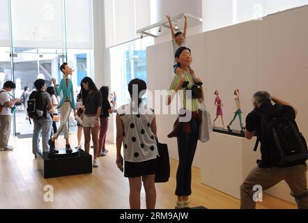 (140515) -- HONG KONG, 15 mai 2014 (Xinhua) -- des personnes prennent des photos d'une sculpture à l'exposition Happy moments à Hong Kong, Chine méridionale, le 15 mai 2014. L’exposition d’art du sculpteur coréen Kim Gyung-min ouvrira du 15 mai au 2 juin. (Xinhua/Wong Pun Keung) (zkr) CHINA-HONG KONG-SCULPTURE EXHIBITION(CN) PUBLICATIONxNOTxINxCHN Hong Kong Mai 15 2014 célébrités XINHUA Prenez des photos d'une sculpture À Happy MOMENTS Sculpture Exhibition à Hong Kong South China Mai 15 2014 l'exposition d'art du sculpteur coréen Kim min ouvrirait du 15 mai au 2 juin XINHUA Wong Pun Keung CCR Chine Ho Banque D'Images