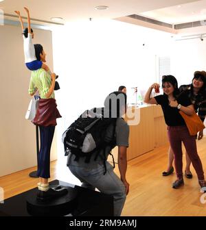 (140515) -- HONG KONG, 15 mai 2014 (Xinhua) -- Un homme pose avec une sculpture lors de l'exposition de sculptures Happy moments à Hong Kong, dans le sud de la Chine, le 15 mai 2014. L’exposition d’art du sculpteur coréen Kim Gyung-min ouvrira du 15 mai au 2 juin. (Xinhua/Wong Pun Keung) (zkr) CHINA-HONG KONG-SCULPTURE EXHIBITION(CN) PUBLICATIONxNOTxINxCHN Hong Kong Mai 15 2014 XINHUA un homme pose avec une sculpture À Happy MOMENTS Sculpture Exhibition in Hong Kong South China Mai 15 2014 l'exposition d'art du sculpteur coréen Kim min ouvrirait du 15 mai au 2 juin XINHUA Wong Pun Keung CCR Chine Hong Kong Sculptu Banque D'Images