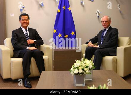 (140515) -- BRUXELLES, 15 mai 2014 (Xinhua) -- le président du Conseil européen Herman Van Rompuy (à droite) rencontre Leung Chun-ying, directeur général de la région administrative spéciale de Hong Kong en Chine, au siège de l'UE à Bruxelles, capitale de la Belgique, le 15 mai 2014. (Xinhua/Gong Bing) (jl) RÉUNION UE-HONG KONG PUBLICATIONxNOTxINxCHN Bruxelles Mai 15 2014 le Président du Conseil européen DE XINHUA Herman van Rompuy r rencontre Leung Chun Ying Directeur général de la région administrative spéciale Chine-Hong Kong AU siège de l'UE à Bruxelles capitale de la Belgique Mai 15 2014 Réunion XINHUA Gong Bing JL UE Hong Kong P Banque D'Images