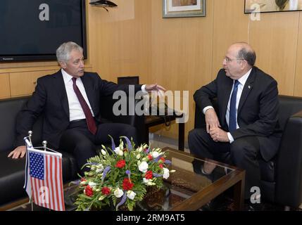 (140515) -- JÉRUSALEM, 15 mai 2014 (Xinhua) -- le ministre israélien de la Défense Moshe ya Alon (à droite) rencontre le secrétaire américain à la Défense Chuck Hagel en visite au ministère israélien de la Défense à tel Aviv, Israël, le 15 mai 2014. Le secrétaire américain à la Défense Chuck Hagel a déclaré jeudi qu'il ne pouvait pas valider un récent rapport des médias sur l'espionnage israélien présumé dans son pays. (Xinhua/États-Unis Ambassade en Israël/Matty Stern) ISRAEL-TEL AVIV-U.S.-DM-MEETING PUBLICATIONxNOTxINxCHN Jerusalem Mai 15 2014 XINHUA les ministres israéliens de la Défense Moshe ya Alon r rencontrent le Secrétaire américain À la Défense Chuck Hagel À Isra Banque D'Images