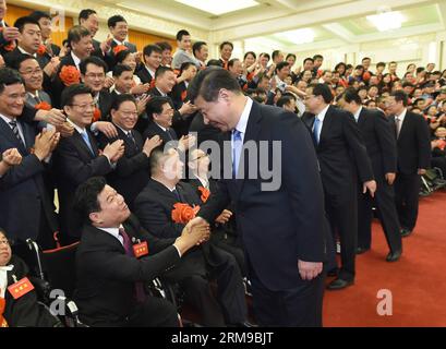 (140516) -- PÉKIN, 16 mai 2014 (Xinhua) -- Xi Jinping (front R), Li Keqiang (3e R), Liu Yunshan (2e R), Zhang Gaoli (1e R) ont rencontré 165 personnes handicapées qui ont été honorées comme modèles nationaux pour leur autonomie au Grand Hall du peuple à Beijing, capitale de la Chine, le 16 mai 2014. On a également félicité 200 institutions et 133 personnes pour l ' aide qu ' elles avaient apportée aux handicapés. (Xinhua/Ma Zhancheng) (zkr) CHINE-PÉKIN-XI JINPING-MODÈLES HANDICAPÉS-RÉUNION(CN) PUBLICATIONxNOTxINxCHN Pékin Mai 16 2014 XINHUA Top leaders chinois Xi Jinping r Front l Banque D'Images