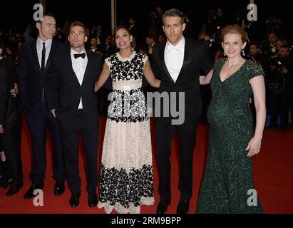 (140516) -- CANNES, 16 mai 2014 (Xinhua) -- l'acteur canadien Kevin Durand, l'acteur canadien Scott Speedman, l'actrice américaine Rosario Dawson, l'acteur canadien Ryan Reynolds et l'actrice américaine Mireille Enos (de gauche à droite) arrivent pour la première de captives , ou la captive, lors du 67e Festival de Cannes, France, le 16 mai 2014. Vendredi, le cinéaste canadien Atom Egoyan a offert ses derniers captifs au 67e Festival de Cannes pour concourir pour la Palme d or pour le meilleur film. (Xinhua/Ye Pingfan) FRANCE-CANNES-FESTIVAL DU FILM-LA CAPTIVE PUBLICATIONxNOTxINxCHN Cannes Mai 16 2014 XINHUA Canad Banque D'Images