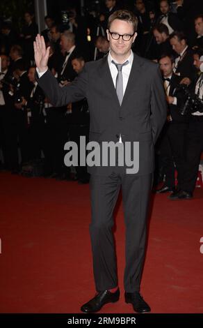 (140516) -- CANNES, 16 mai 2014 (Xinhua) -- Nicolas Winding Refn, membre du jury et réalisateur danois, arrive pour la première de captives , ou la captive, lors du 67e Festival de Cannes, France, le 16 mai 2014. Vendredi, le cinéaste canadien Atom Egoyan a offert ses derniers captifs au 67e Festival de Cannes pour concourir pour la Palme d or pour le meilleur film. (Xinhua/Ye Pingfan) FRANCE-CANNES-FILM FESTIVAL-LA CAPTIVE PUBLICATIONxNOTxINxCHN Cannes Mai 16 2014 XINHUA membre du jury et réalisateur danois Nicolas Winding Refn arrive pour la première de captives ou la captive duri Banque D'Images