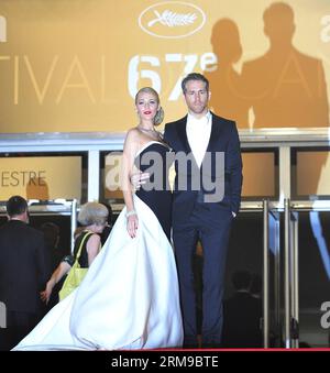 (140516) -- CANNES, 16 mai 2014 (Xinhua) -- l'actrice américaine Blake Lively et son mari l'acteur canadien Ryan Reynolds arrivent pour la première de captives , ou la captive, lors du 67e Festival de Cannes à Cannes, France, le 16 mai 2014. Vendredi, le cinéaste canadien Atom Egoyan a offert ses derniers captifs au 67e Festival de Cannes pour concourir pour la Palme d or pour le meilleur film. (Xinhua/Ye Pingfan) FRANCE-CANNES-FILM FESTIVAL-THE CAPTIVE PUBLICATIONxNOTxINxCHN Cannes 16 2014 Mai l'actrice Blake Lively de XINHUA et son mari l'acteur canadien Ryan Reynolds arrivent pour la première de Cap Banque D'Images