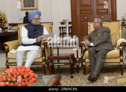 (140517) -- NEW DELHI, 17 mai 2014 (Xinhua) -- le Premier ministre indien Manmohan Singh (à gauche) s'entretient avec le président indien Pranab Mukherjee après avoir présenté sa démission au Palais présidentiel à New Delhi, en Inde, le 17 mai 2014. Le Premier ministre indien Manmohan Singh a démissionné samedi, un jour après que le parti au pouvoir du Congrès a été décimé par le principal parti d'opposition Bharatiya Janata lors des élections générales. (Xinhua) INDE-NEW DELHI-SINGH-RESIDATION PUBLICATIONxNOTxINxCHN New Delhi Mai 17 2014 XINHUA Premier ministre indien Manmohan Singh l'entretien avec le président indien Pranab Mukherjee après soumission Banque D'Images