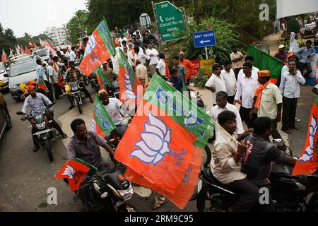 (140517) -- VISAKHAPATNAM, 17 mai 2014 (Xinhua) -- les partisans du parti Bharatiya Janata (BJP), principal parti d'opposition indien, célèbrent lors d'un défilé à Visakhapatnam, dans l'Andra Pradesh, en Inde, le 17 mai 2014. BJP Friday a créé l'histoire en remportant les élections générales par un glissement de terrain, la victoire la plus retentissante de tous les partis au cours des 30 dernières années, décimant le Parti du Congrès au pouvoir dirigé par la dynastie Nehru-Gandhi. (Xinhua/Zheng Huansong) INDIA-VISAKHAPATNAM-BJP-CELEBRATION PUBLICATIONxNOTxINxCHN Mai 17 2014 XINHUA partisans de l'Inde principale opposition S Bharatiya Janata Party BJP célébrer lors d'un défilé Banque D'Images