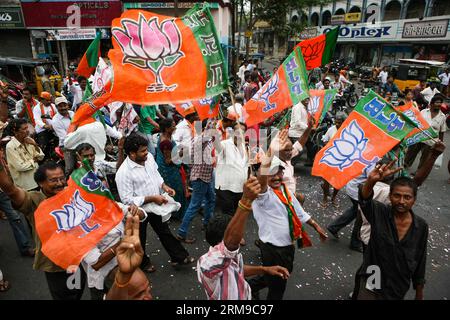 (140517) -- VISAKHAPATNAM, 17 mai 2014 (Xinhua) -- les partisans du parti Bharatiya Janata (BJP), principal parti d'opposition indien, célèbrent lors d'un défilé à Visakhapatnam, dans l'Andra Pradesh, en Inde, le 17 mai 2014. BJP Friday a créé l'histoire en remportant les élections générales par un glissement de terrain, la victoire la plus retentissante de tous les partis au cours des 30 dernières années, décimant le Parti du Congrès au pouvoir dirigé par la dynastie Nehru-Gandhi. (Xinhua/Zheng Huansong) INDIA-VISAKHAPATNAM-BJP-CELEBRATION PUBLICATIONxNOTxINxCHN Mai 17 2014 XINHUA partisans de l'Inde principale opposition S Bharatiya Janata Party BJP célébrer lors d'un défilé Banque D'Images