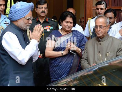 (140517) -- NEW DELHI, 17 mai 2014 (Xinhua) -- le Premier ministre indien Manmohan Singh (G, avant) fait signe au président indien Pranab Mukherjee (D, avant) après avoir remis sa démission au Palais présidentiel à New Delhi, Inde, le 17 mai 2014. Le Premier ministre indien Manmohan Singh a démissionné samedi, un jour après que le parti au pouvoir du Congrès a été décimé par le principal parti d'opposition Bharatiya Janata lors des élections générales. (Xinhua) INDE-NEW DELHI-SINGH-RESIDATION PUBLICATIONxNOTxINxCHN New Delhi Mai 17 2014 XINHUA Premier ministre indien Manmohan Singh l le Front fait des gestes au président indien Pran Banque D'Images