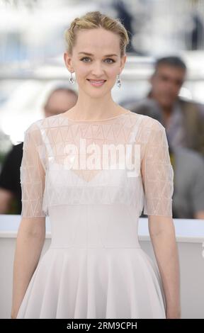 (140518) -- CANNES, 18 mai 2014 (Xinhua) -- l'actrice américaine Jess Weixler pose lors du photocall pour la disparition d'Eleanor Rigby au 67e Festival de Cannes à Cannes, France, le 18 mai 2014. Le film est présenté dans la section un certain regard du festival qui se déroule du 14 au 25 mai. (Xinhua/Ye Pingfan) (djj) FRANCE-CANNES-FILM FESTIVAL-LA révélation D'ELEANOR RIGBY-PHOTO CALL PUBLICATIONxNOTxINxCHN Cannes Mai 18 2014 l'actrice Jess Weixler de XINHUA pose lors de l'appel photo pour la disparition d'Eleanor Rigby AU 67e Festival de Cannes France Ma Banque D'Images