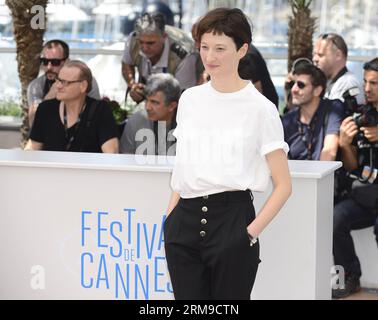 (140518) -- CANNES, 18 mai 2014 (Xinhua) -- l'actrice italienne Alba Rohrwacher pose lors du photocall pour le Meraviglie (les merveilles) au 67e Festival de Cannes à Cannes, France, le 18 mai 2014. Le film est présenté dans la compétition officielle du festival qui se déroule du 14 au 25 mai. (Xinhua/Ye Pingfan) (djj) FRANCE-CANNES-FILM FESTIVAL-LES MERVEILLES-PHOTO CALL PUBLICATIONxNOTxINxCHN Cannes Mai 18 2014 l'actrice italienne XINHUA Alba Rohrwacher pose lors de l'appel photo pour le Meraviglie les merveilles AU 67e Festival de Cannes à Cannes France Mai 18 2014 le film EST présent Banque D'Images