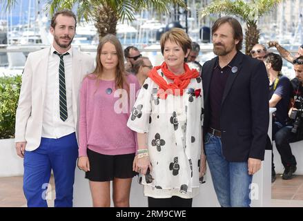 (140518) -- CANNES, 18 mai 2014 (Xinhua) -- l'acteur Esteban Bigliardi, l'actrice Viilbjork Malling Agger, l'actrice danoise Ghita Norby et l'acteur dano-américain Viggo Mortensen (de gauche à droite) posent pour des photos lors du photocall pour Jauja au 67e Festival de Cannes, France, le 18 mai 2014. Le film est présenté dans la section un certain regard du festival qui se déroule du 14 au 25 mai. (Xinhua/Ye Pingfan) (zjl) FRANCE-CANNES-FILM FESTIVAL-JAUJA-PHOTO CALL PUBLICATIONxNOTxINxCHN Cannes Mai 18 2014 acteur XINHUA Esteban BIGLIARDI actrice Malling Agger actrice danoise Ghita Norby et Dan Banque D'Images