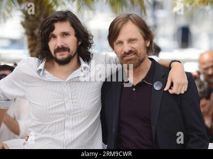 (140518) -- CANNES, 18 mai 2014 (Xinhua) -- le réalisateur argentin Lisandro Alonso (à gauche) et l'acteur dano-américain Viggo Mortensen posent pour des photos lors du photocall pour Jauja au 67e Festival de Cannes à Cannes, France, le 18 mai 2014. Le film est présenté dans la section un certain regard du festival qui se déroule du 14 au 25 mai. (Xinhua/Ye Pingfan) (zjl) FRANCE-CANNES-FILM FESTIVAL-JAUJA-PHOTO CALL PUBLICATIONxNOTxINxCHN Cannes Mai 18 2014 le réalisateur argentin XINHUA Alonso l et l'acteur danois Viggo Mortensen posent pour les photos lors de l'appel photo du 67e Festival de Cannes Banque D'Images