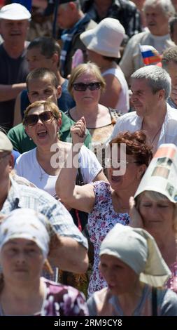 (140518) -- DONETSK, 18 mai 2014 (Xinhua) -- des gens assistent à un rassemblement à Donetsk, le 18 mai 2014, pour faire une démonstration pour ouvrir les frontières entre Donetsk et la Russie. (Xinhua/Dai Tianfang) UKRAINE-DONETSK-RALLYE PUBLICATIONxNOTxINxCHN Donetsk Mai 18 2014 des célébrités XINHUA participent à un rassemblement à Donetsk Mai 18 2014 pour ouvrir les frontières entre Donetsk et la Russie XINHUA Dai Tian Fang Ukraine Donetsk Rally PUBLICATIONxNOTxINxCHN Banque D'Images