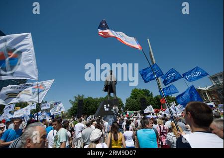 (140518) -- DONETSK, 18 mai 2014 (Xinhua) -- des gens assistent à un rassemblement à Donetsk, le 18 mai 2014, pour faire une démonstration pour ouvrir les frontières entre Donetsk et la Russie. (Xinhua/Dai Tianfang) UKRAINE-DONETSK-RALLYE PUBLICATIONxNOTxINxCHN Donetsk Mai 18 2014 des célébrités XINHUA participent à un rassemblement à Donetsk Mai 18 2014 pour ouvrir les frontières entre Donetsk et la Russie XINHUA Dai Tian Fang Ukraine Donetsk Rally PUBLICATIONxNOTxINxCHN Banque D'Images