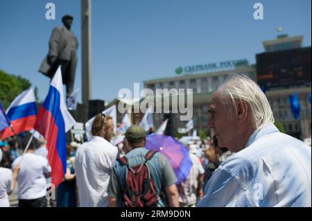 (140518) -- DONETSK, 18 mai 2014 (Xinhua) -- des gens assistent à un rassemblement à Donetsk, le 18 mai 2014, pour faire une démonstration pour ouvrir les frontières entre Donetsk et la Russie. (Xinhua/Dai Tianfang) UKRAINE-DONETSK-RALLYE PUBLICATIONxNOTxINxCHN Donetsk Mai 18 2014 des célébrités XINHUA participent à un rassemblement à Donetsk Mai 18 2014 pour ouvrir les frontières entre Donetsk et la Russie XINHUA Dai Tian Fang Ukraine Donetsk Rally PUBLICATIONxNOTxINxCHN Banque D'Images