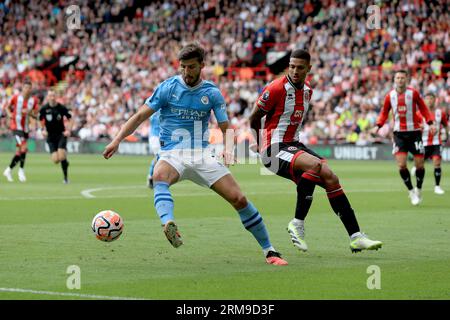 Ruben Dias de Manchester City (à gauche) et Vinicius de Souza Costa de Sheffield United se battent pour le ballon lors du match de Premier League à Bramall Lane, Sheffield. Date de la photo : dimanche 27 août 2023. Banque D'Images