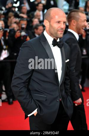 (140518) -- CANNES, 18 mai 2014 (Xinhua) -- l'acteur Jason Statham des Expendables 3 arrive sur le tapis rouge pour la projection de The Homesman au 67e Festival de Cannes à Cannes, dans le sud de la France, le 18 mai 2014. (Xinhua/Chen Xiaowei) FRANCE-CANNES-HOMESMAN-SCREENING PUBLICATIONxNOTxINxCHN Cannes Mai 18 2014 l'acteur de XINHUA Jason Statham des Expendables 3 arrive au tapis Rouge pour la projection du 67e Festival de Cannes à Cannes Sud de la France Mai 18 2014 XINHUA Chen Xiaowei France Cannes projection PUBLICATIONxNOTxINxCHN Banque D'Images