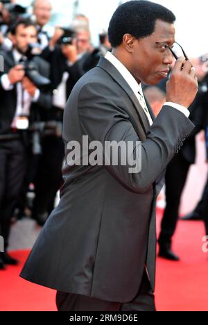 (140518) -- CANNES, 18 mai 2014 (Xinhua) -- l'acteur Wesley Snipes des Expendables 3 arrive sur le tapis rouge pour la projection de The Homesman au 67e Festival de Cannes à Cannes, dans le sud de la France, le 18 mai 2014. (Xinhua/Chen Xiaowei) FRANCE-CANNES-HOMESMAN-SCREENING PUBLICATIONxNOTxINxCHN Cannes Mai 18 2014 l'acteur XINHUA Wesley Snipes des Expendables 3 arrive au tapis rouge pour la projection du 67e Festival de Cannes à Cannes Sud de la France Mai 18 2014 XINHUA Chen Xiaowei France Cannes projection PUBLICATIONxNOTxINxCHN Banque D'Images